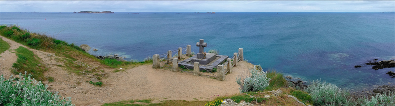 tombe façe à la mer